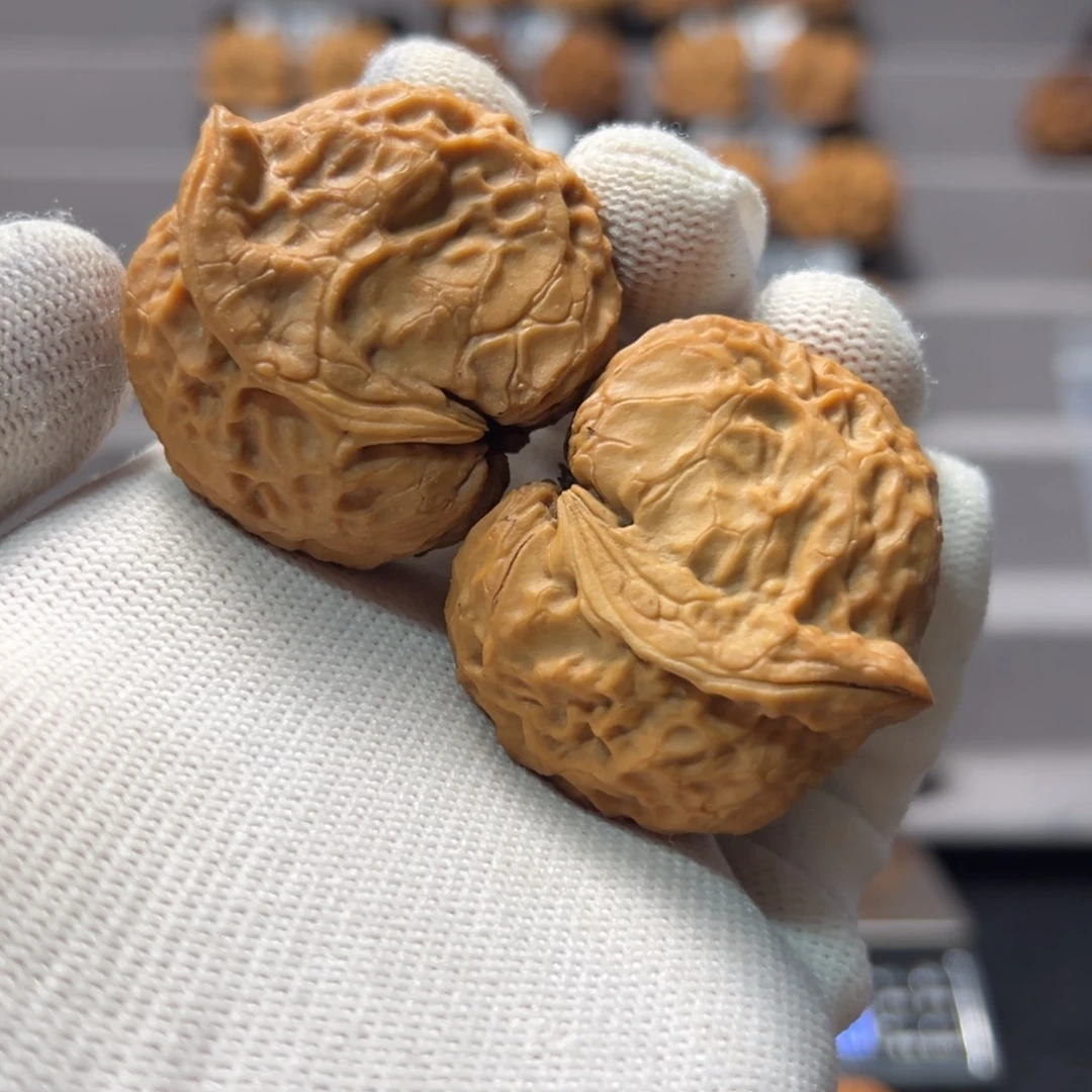 在***类把件文玩核桃42mm半壁