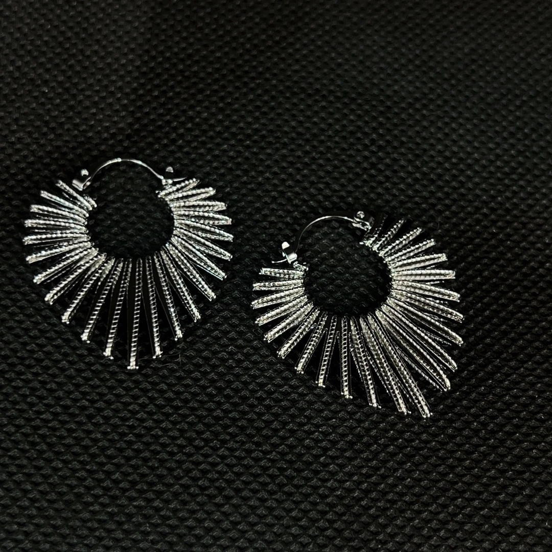 铜合金耳饰 金拉丝太阳花耳圈甜酷小众高级性感耳饰