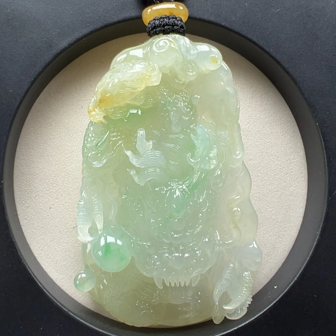 翡翠未镶嵌颈饰龙