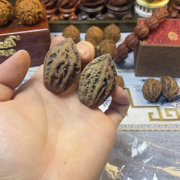 核桃东北楸子手把件