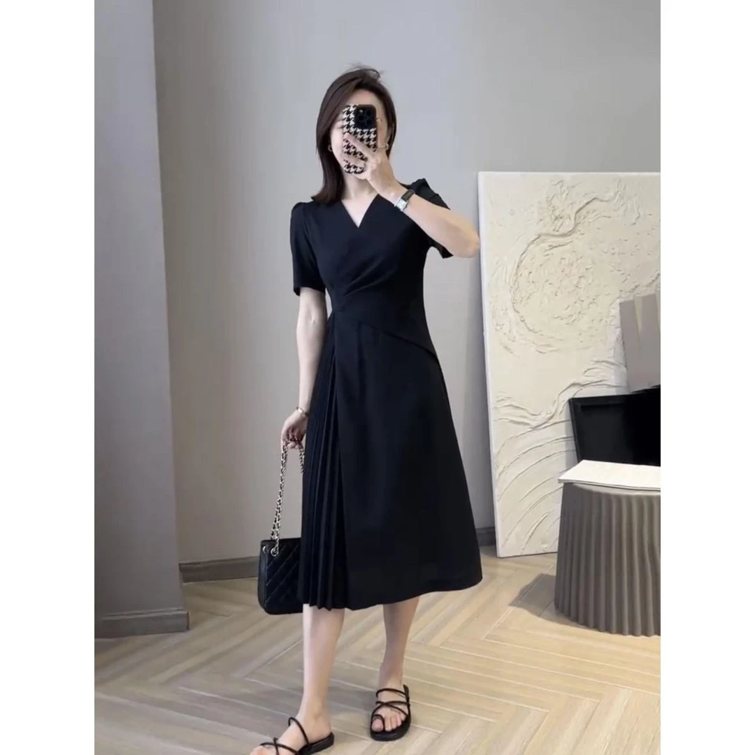 V领斜肩夏季短袖褶皱连衣裙小众温柔法式复古黑色收腰显瘦裙子潮