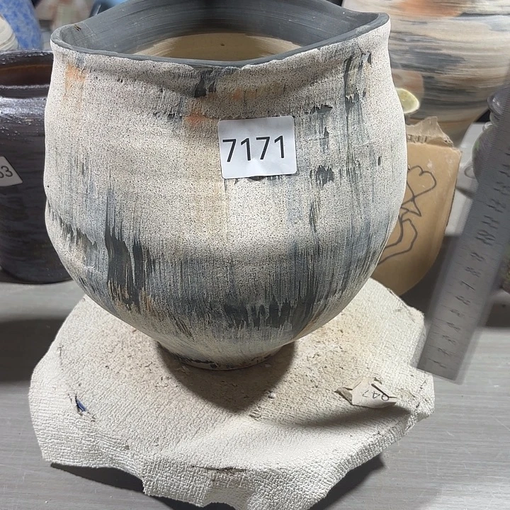 摆件瑕疵处理，高23，口14到16，有孔7171