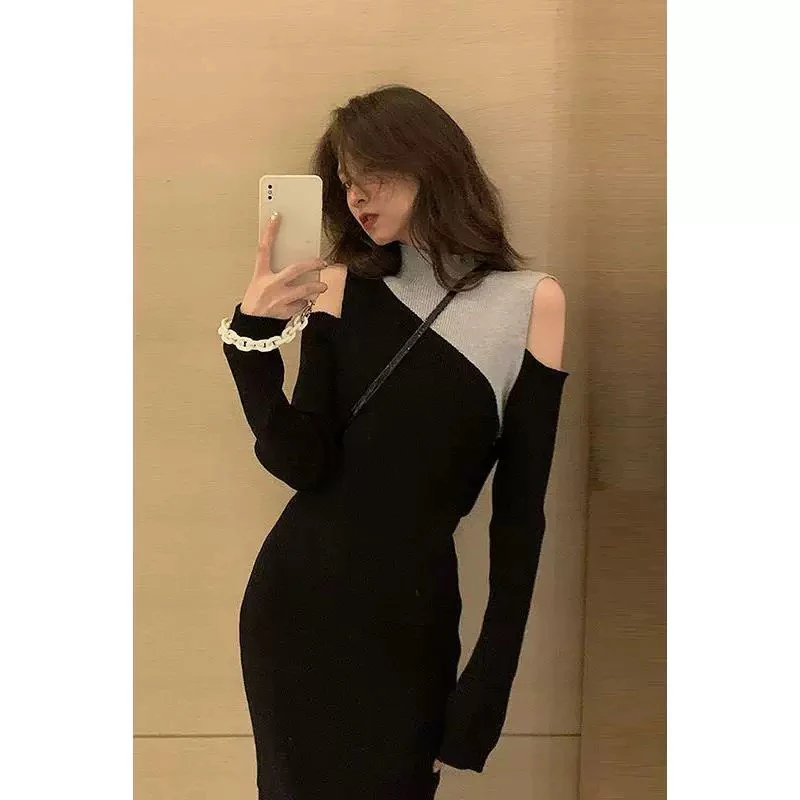 今年最流行裙子2025轻奢赫本风高端拼色半高领显瘦露肩针织连衣裙
