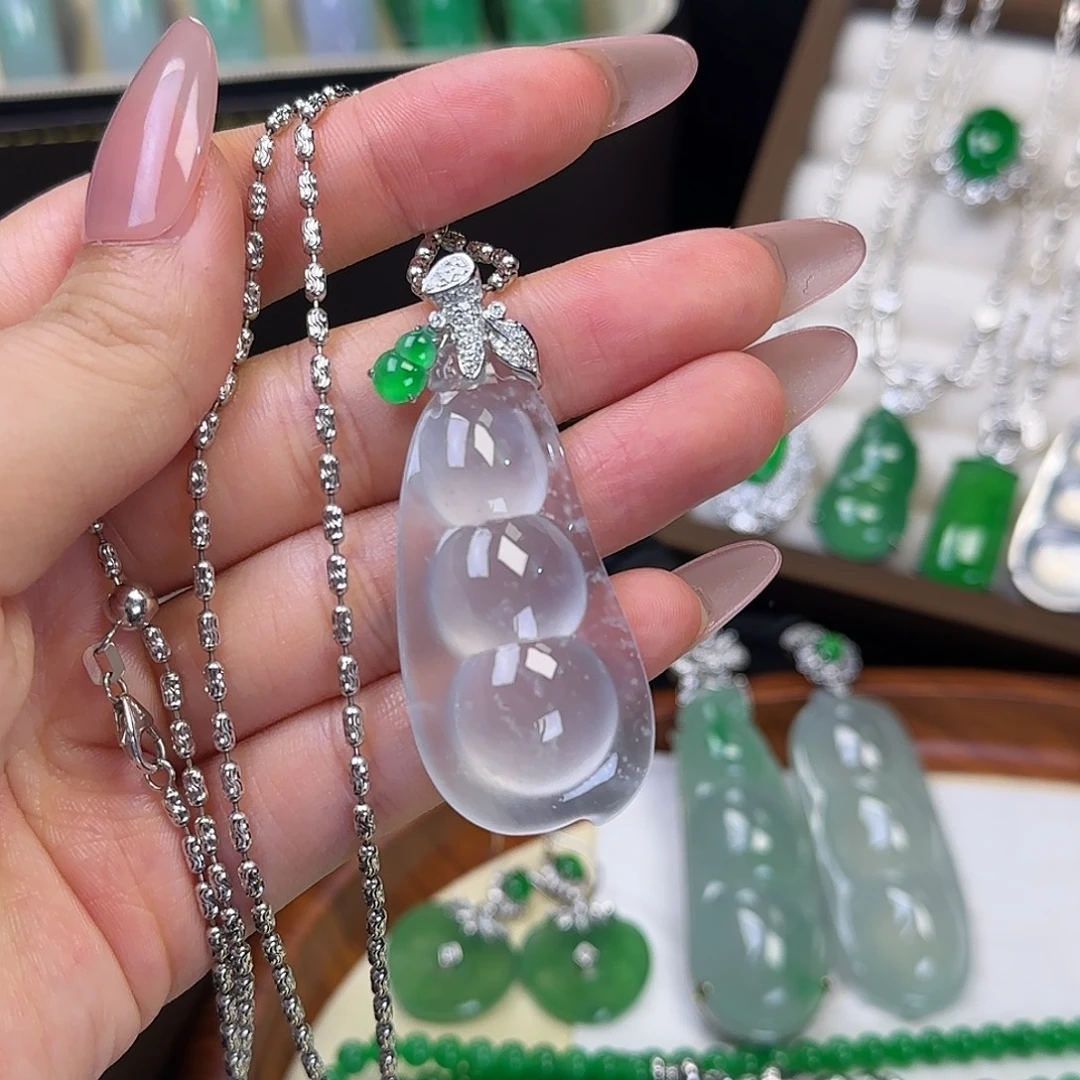 翡翠18K金镶嵌颈饰木那雪花棉豆子