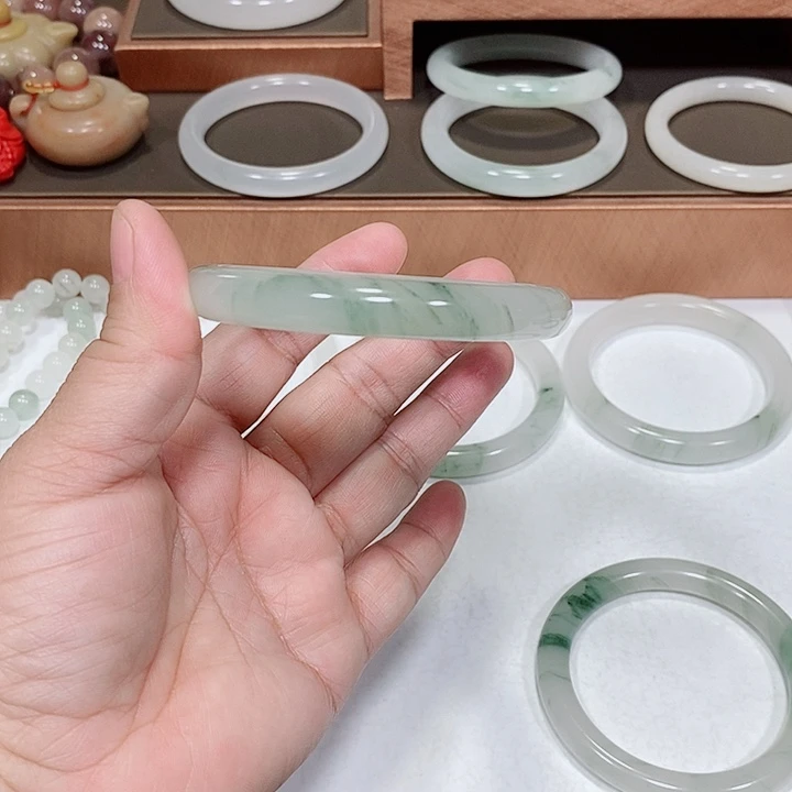 阿***念石英岩玉未镶嵌手镯