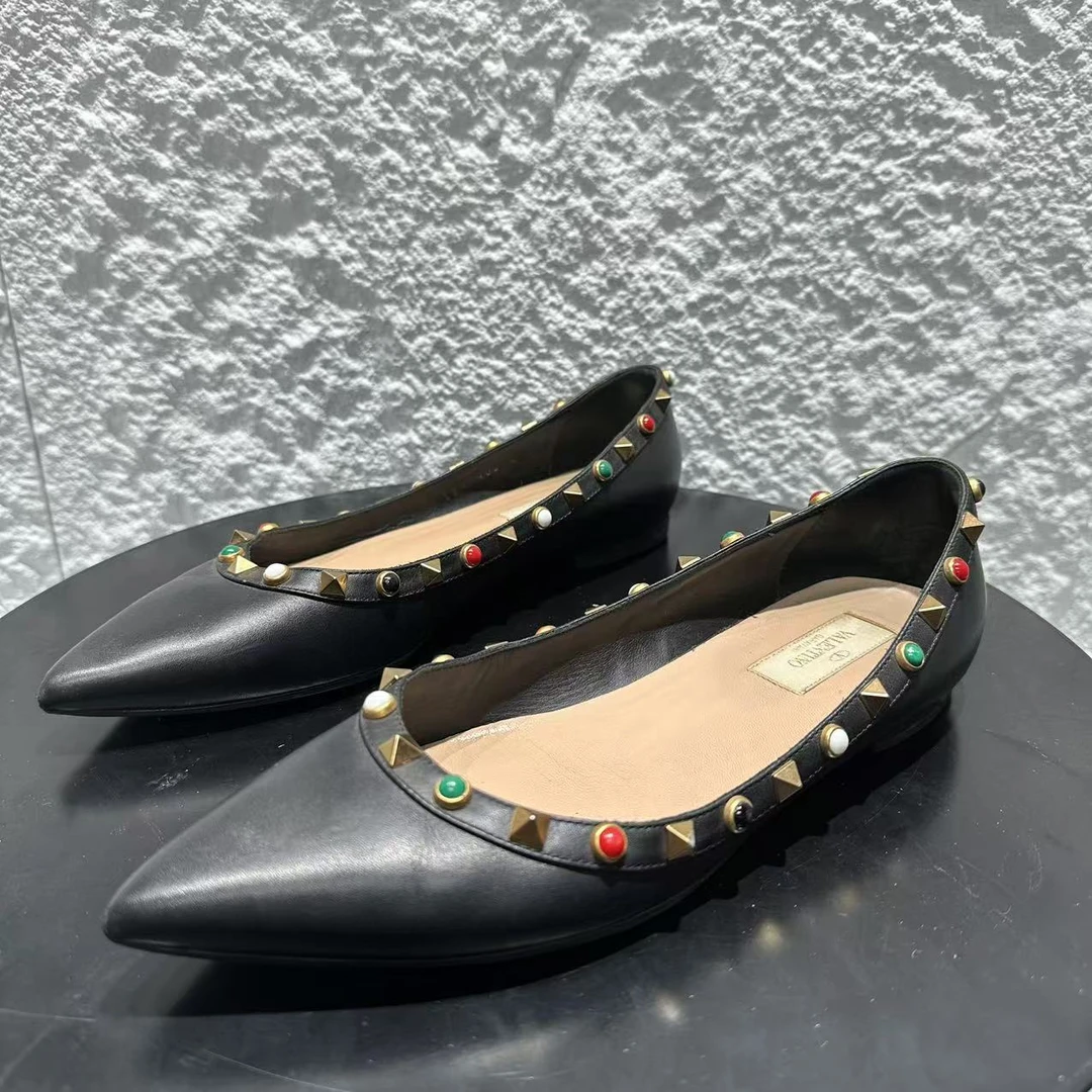 95新 Valentino/华伦天奴 38码/无配件/仔仔/黑色铆钉平底单鞋834