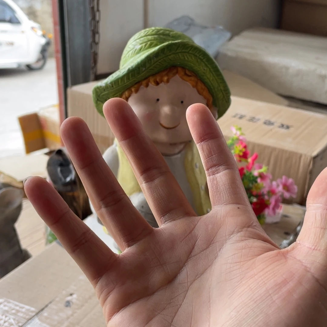 【闪购商品】氧化镁拿水壶小男孩摆件