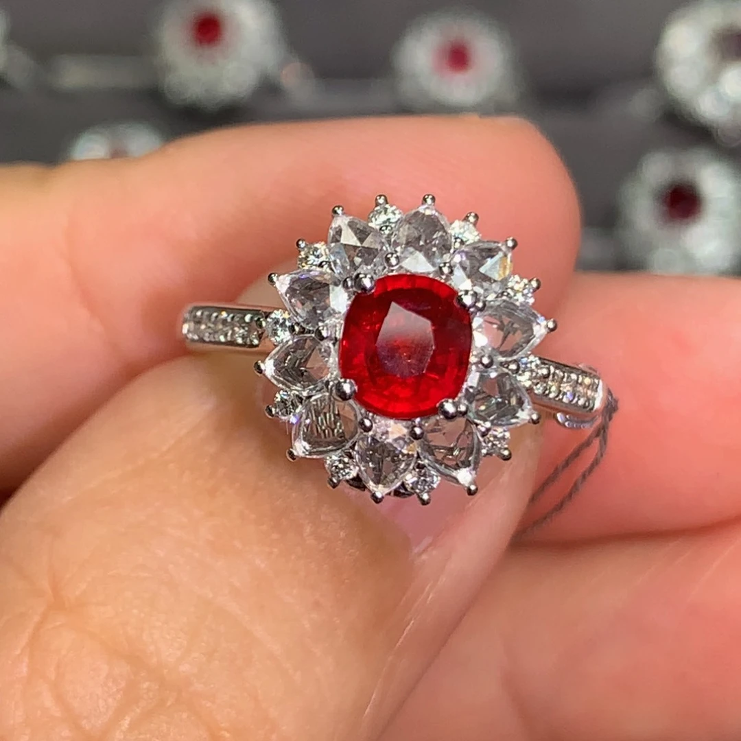红宝石戒指18K金镶嵌