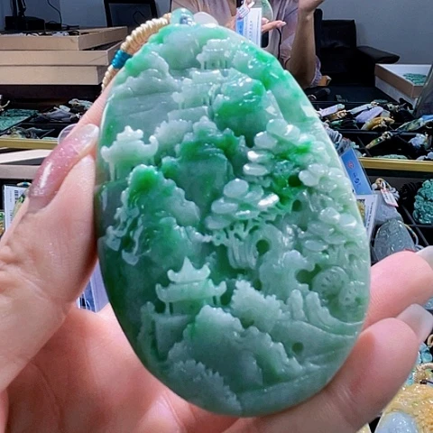 翡翠未镶嵌颈饰一个