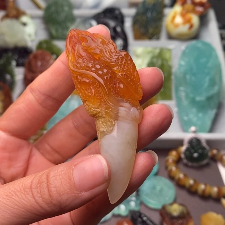 热***活蛇纹石玉未镶嵌颈饰