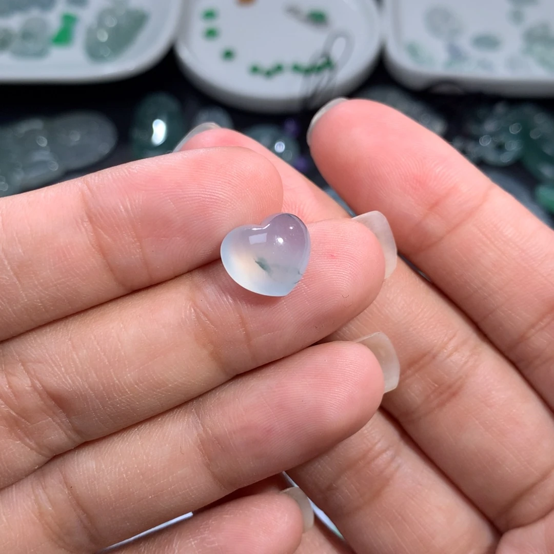 翡翠裸石未镶嵌胖爱心