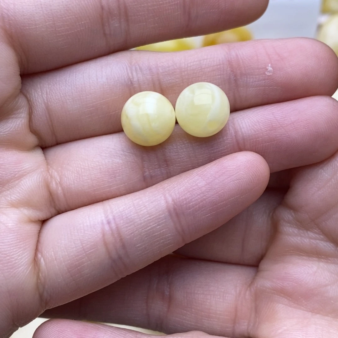 琥珀裸石未镶嵌10.3一对，一颗粉点