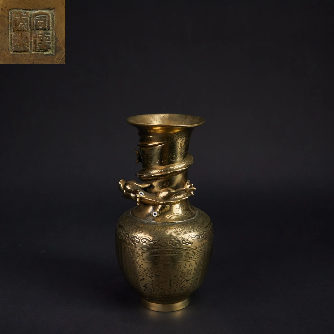 LOT 123020清晚期 浮雕螭龙开窗花卉瓶