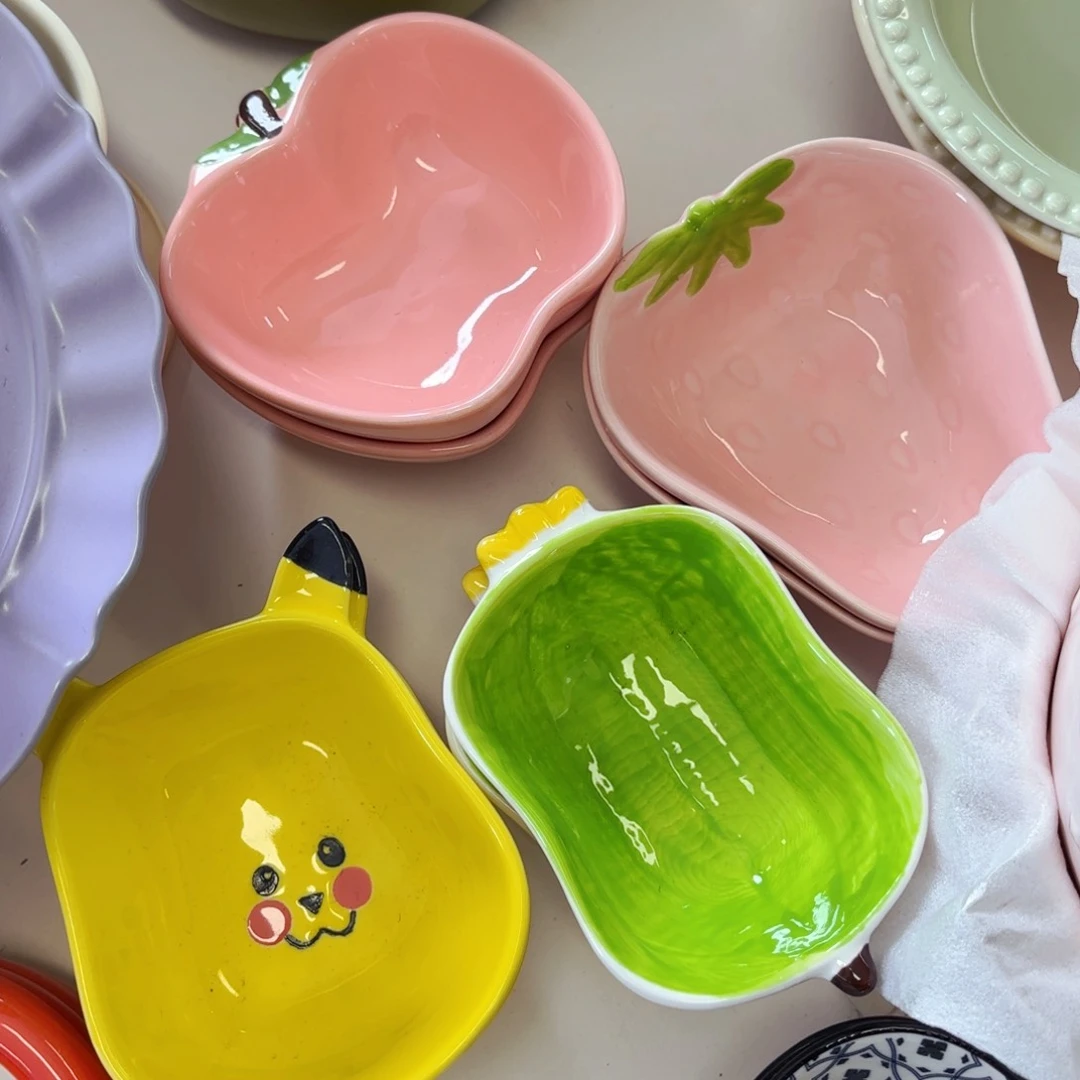 白瓷蘸料碟苹果草莓各一个，黄色绿色各两个