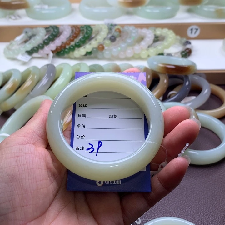 和田玉未镶嵌手镯