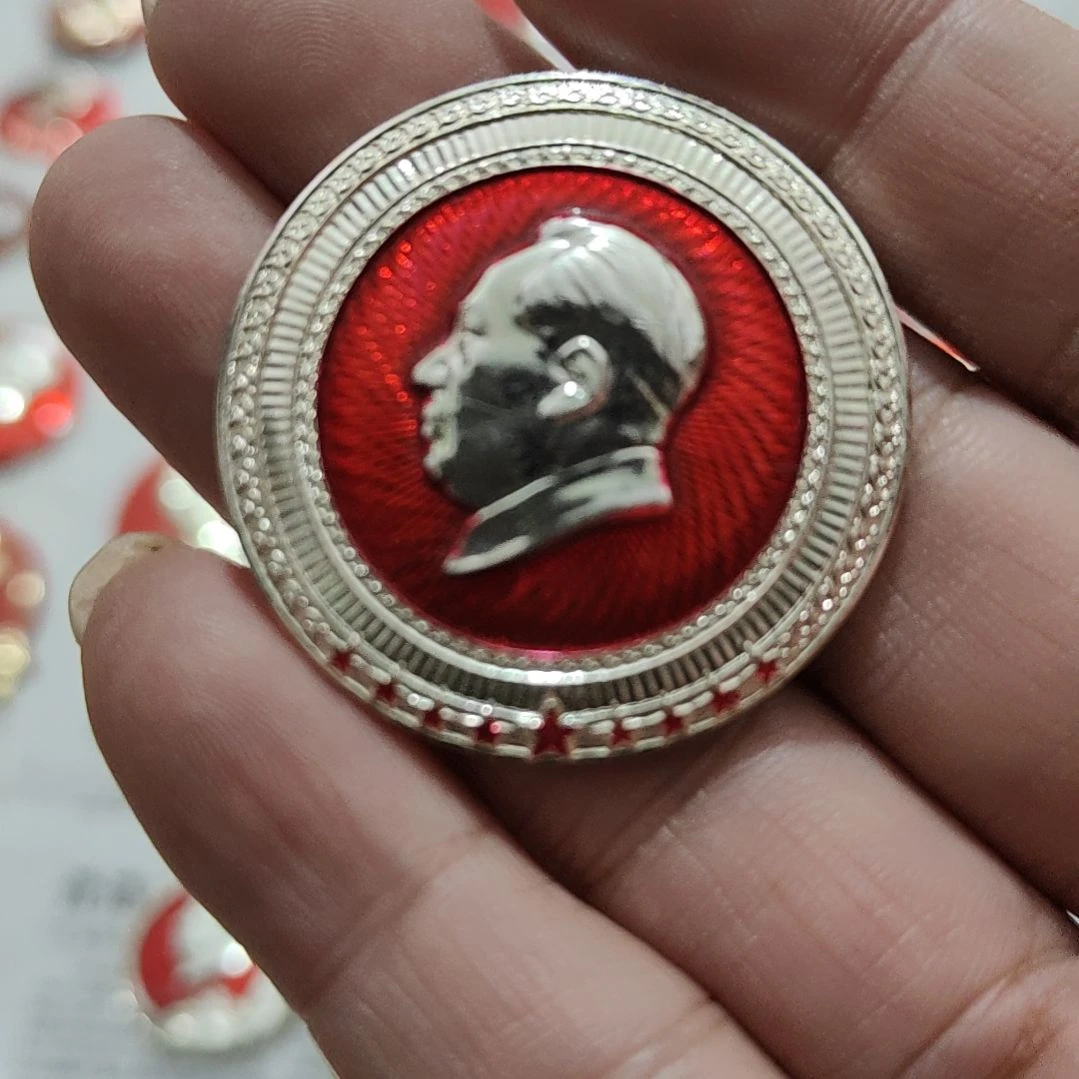 知****其他普通金属圆形红色人物像章