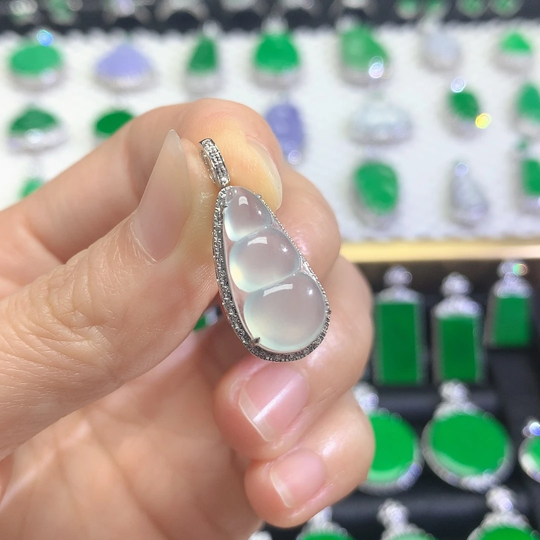 颈饰18K金镶嵌翡翠吊坠