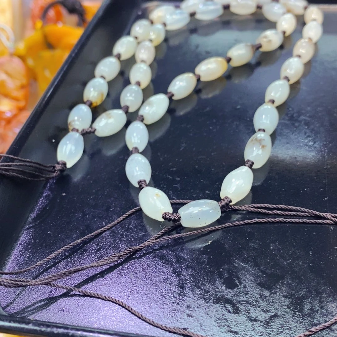 未镶嵌石英质玉（黄龙玉）颈饰