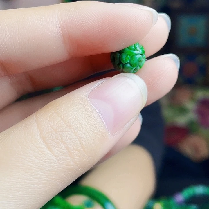 翡翠未镶嵌颈饰多样性