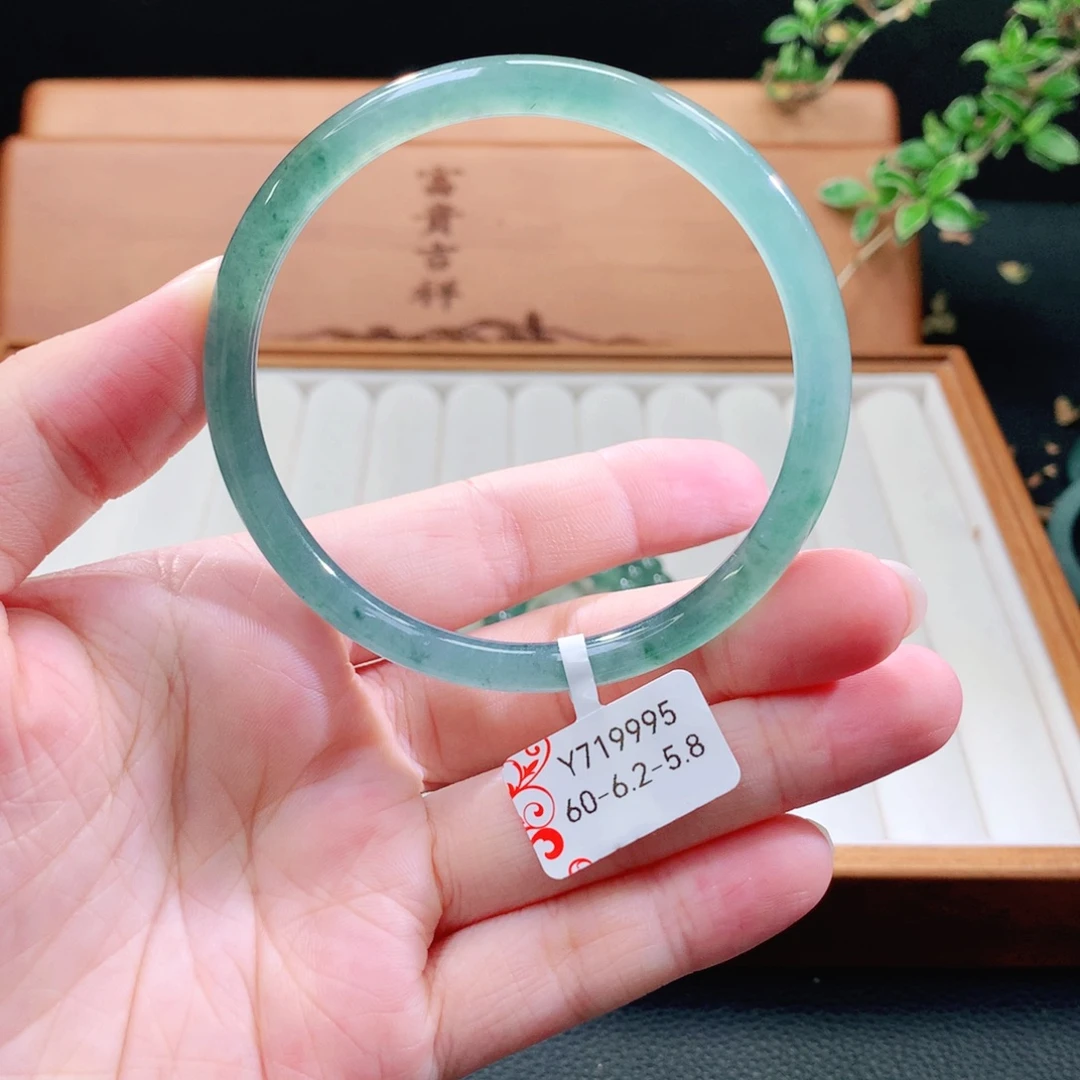 翡翠手镯（圆镯）未镶嵌