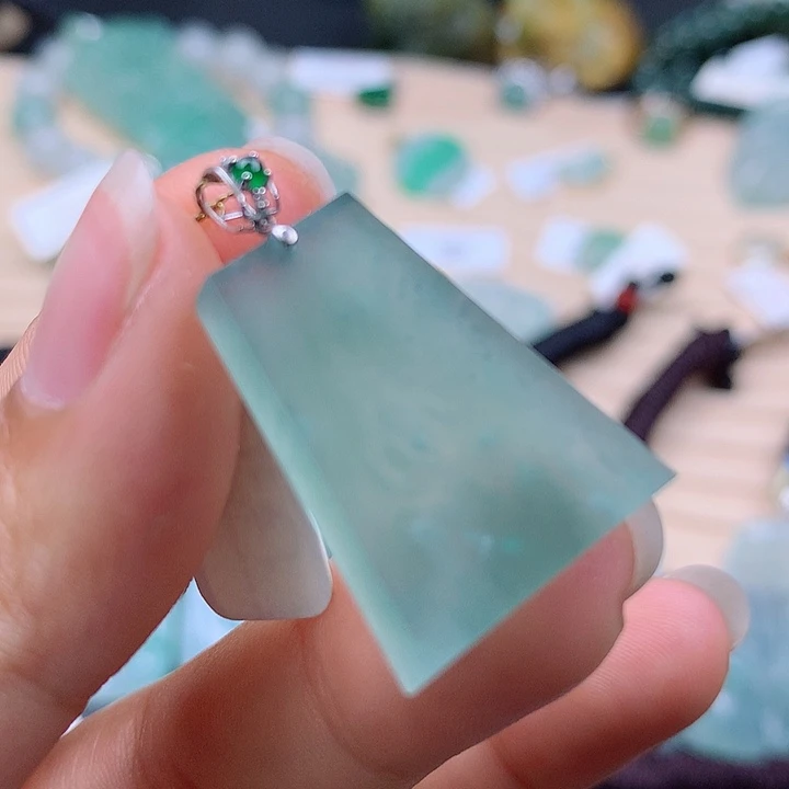 【闪购商品】翡翠颈饰18K金镶嵌翡翠吊坠