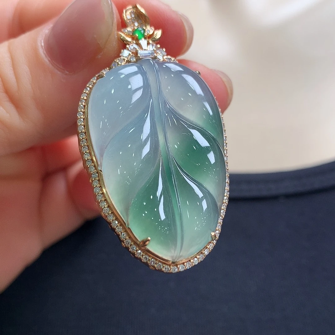 翡翠18K金镶嵌颈饰叶子