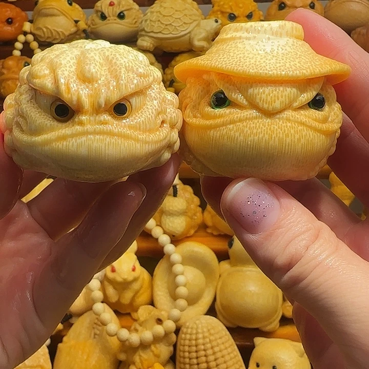 竹精品两个金蟾，一油刷