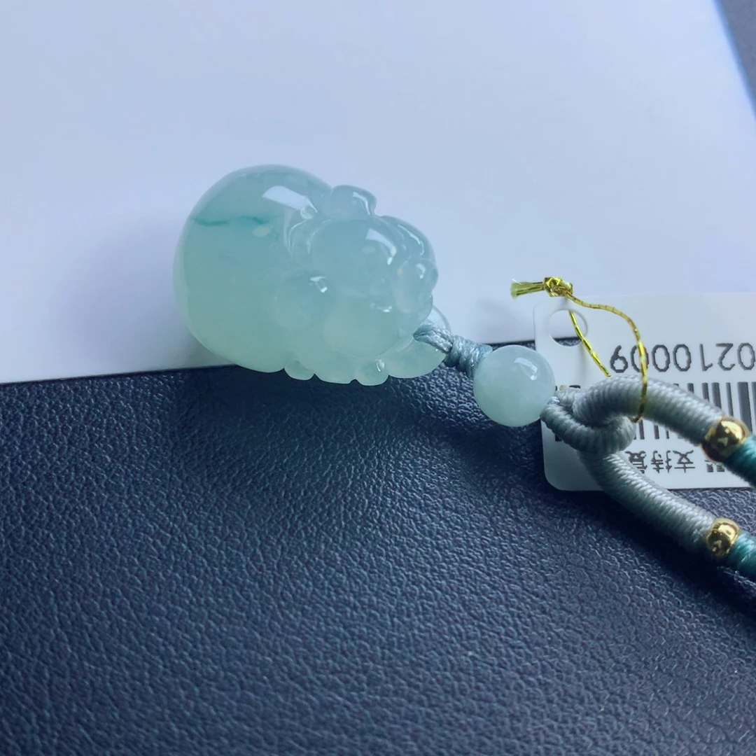 翡翠未镶嵌颈饰小猪