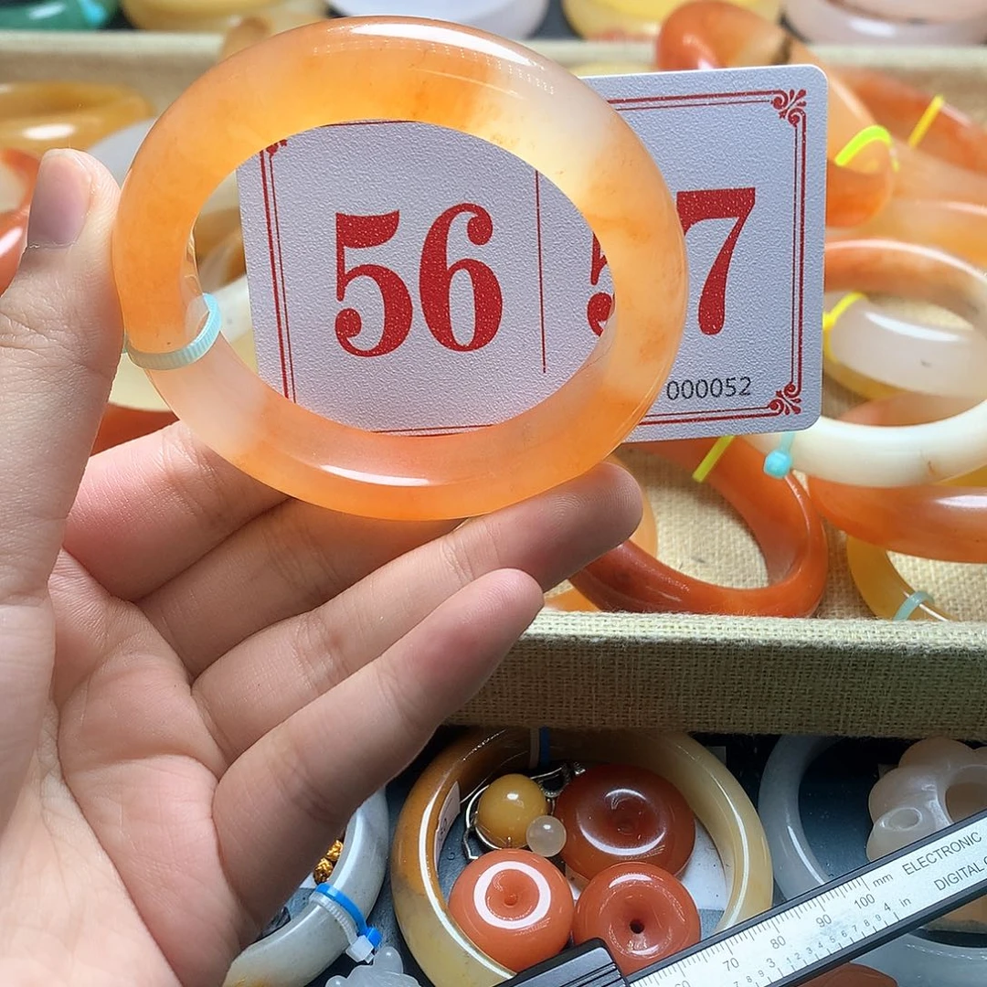 未镶嵌石英质玉（黄龙玉）手镯