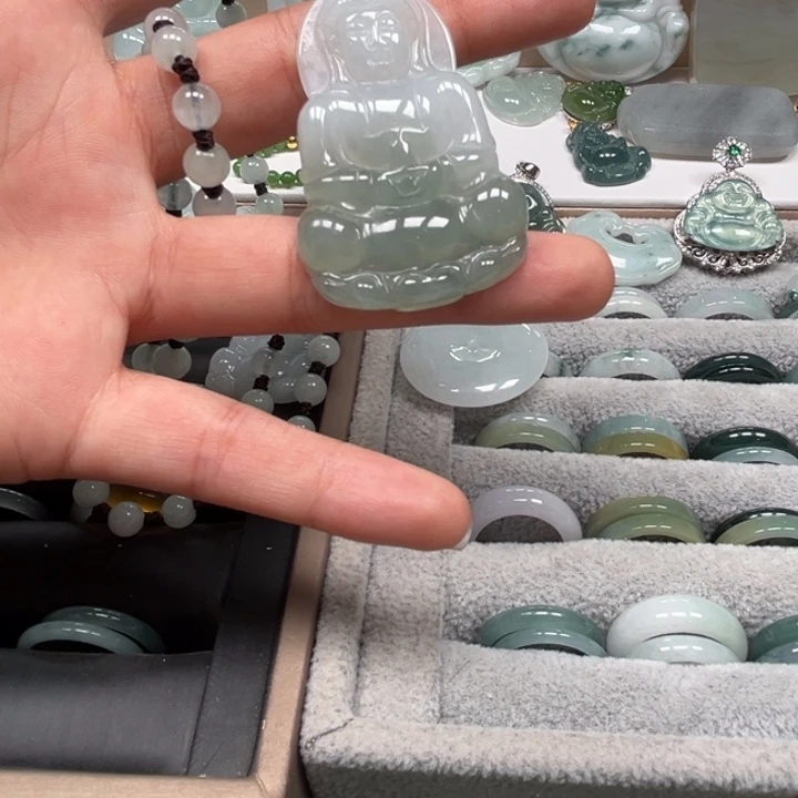 翡翠未镶嵌颈饰观音