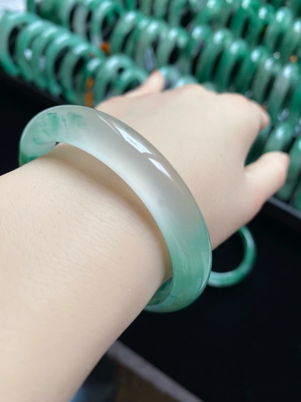 【易诚】天然玉石.非洲翠手镯