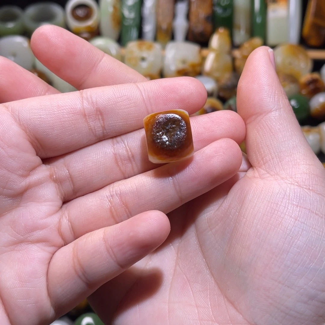 和田玉配饰未镶嵌刘**?