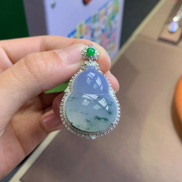 J****翡翠18K金镶嵌颈饰翡翠