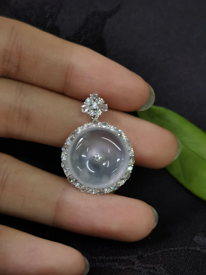 18k高冰白底飘雪花好奢华钻石平安扣