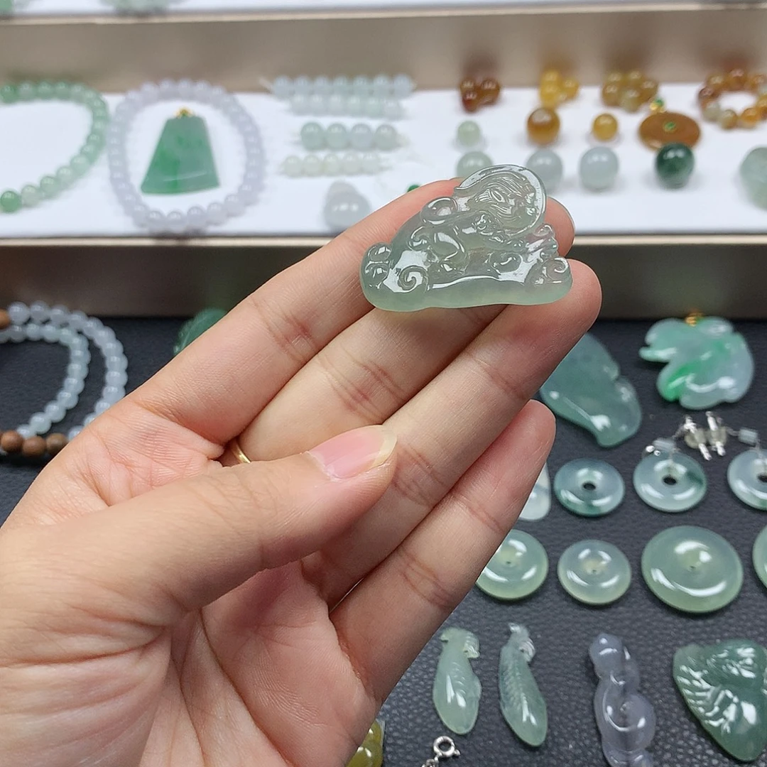 翡翠未镶嵌颈饰悟空