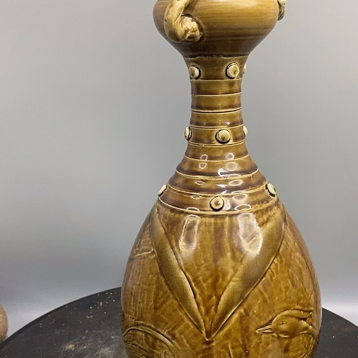 定窑凤头瓶造型独特