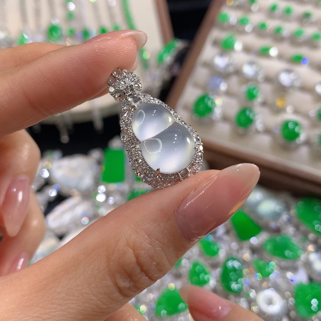 翡翠18K金镶嵌颈饰葫芦