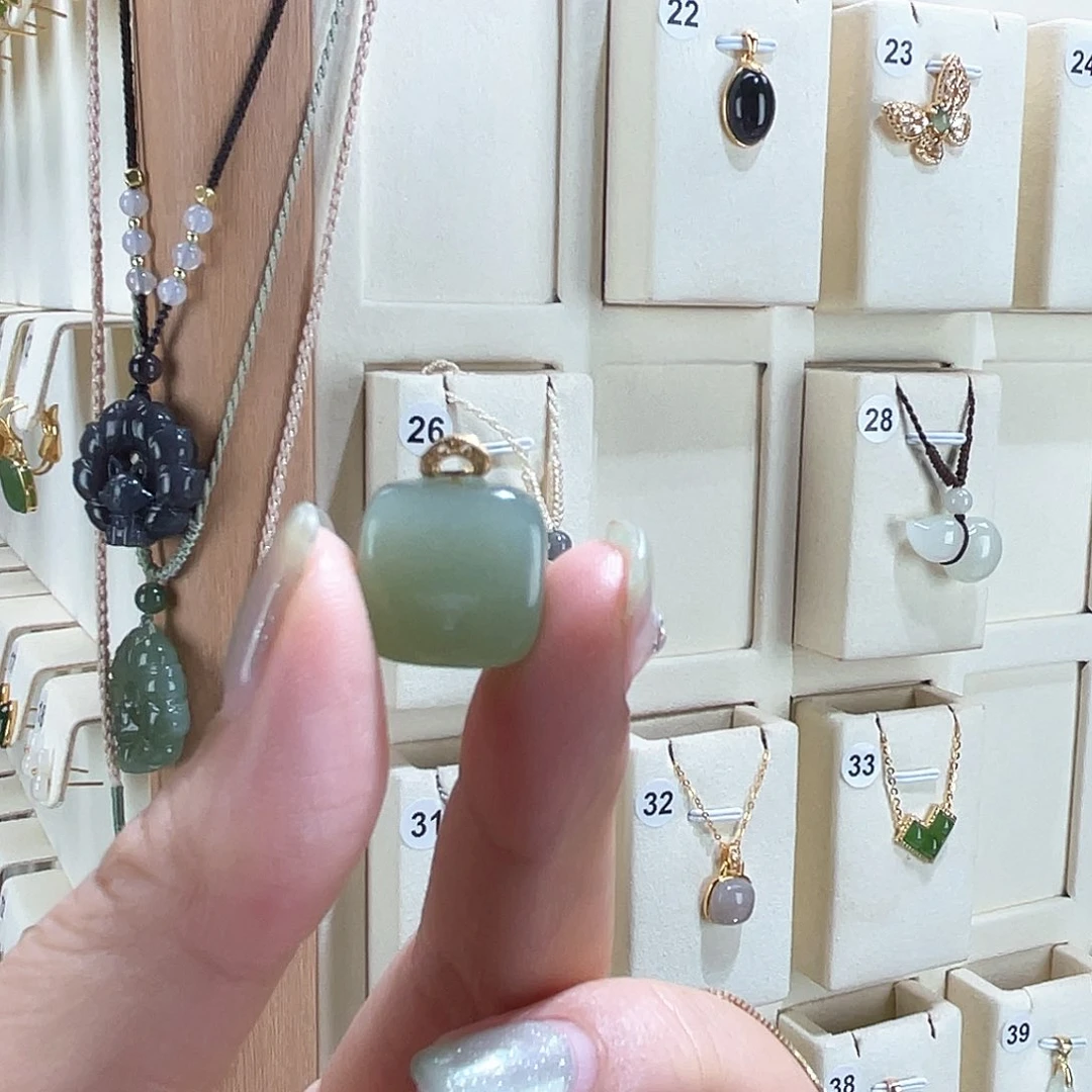 和田玉（糖玉）银S925镀金镶嵌颈饰方糖