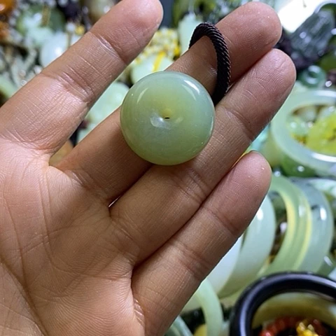 岫玉未镶嵌颈饰挂件