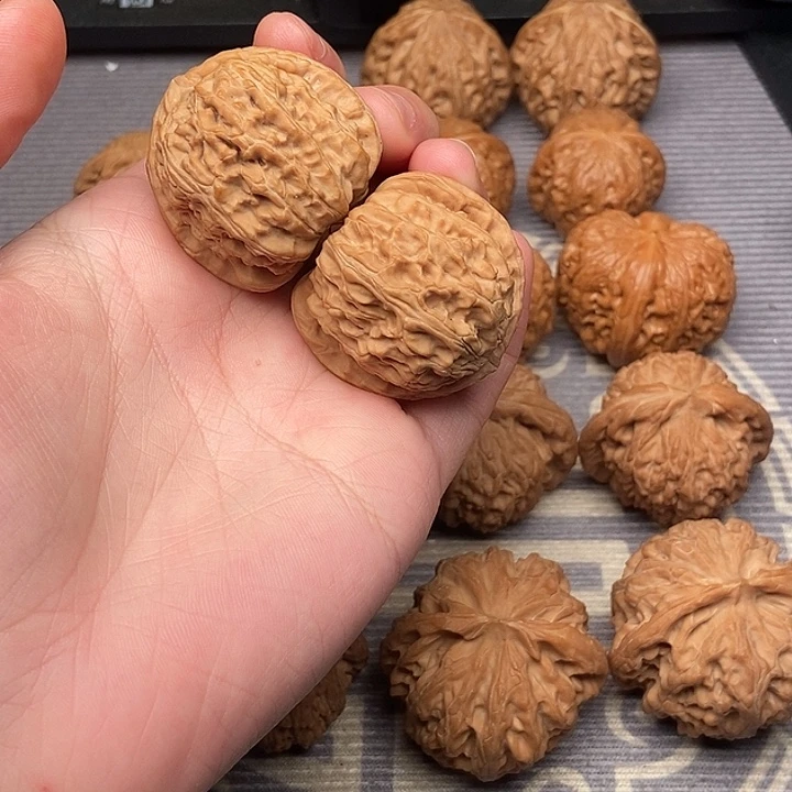 文玩核桃吊坠白狮子37