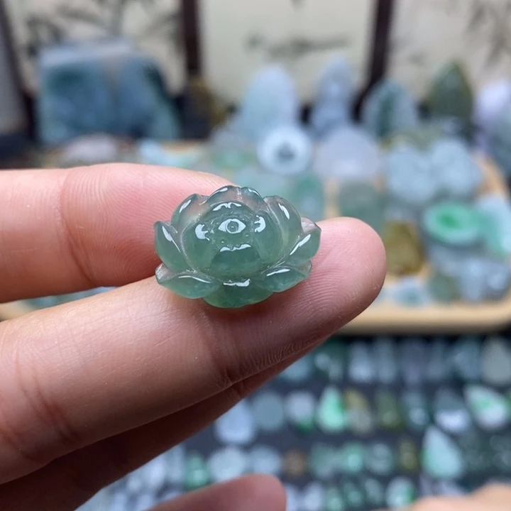 翡翠未镶嵌颈饰莲花