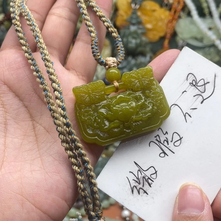 蛇纹石玉吊坠合金