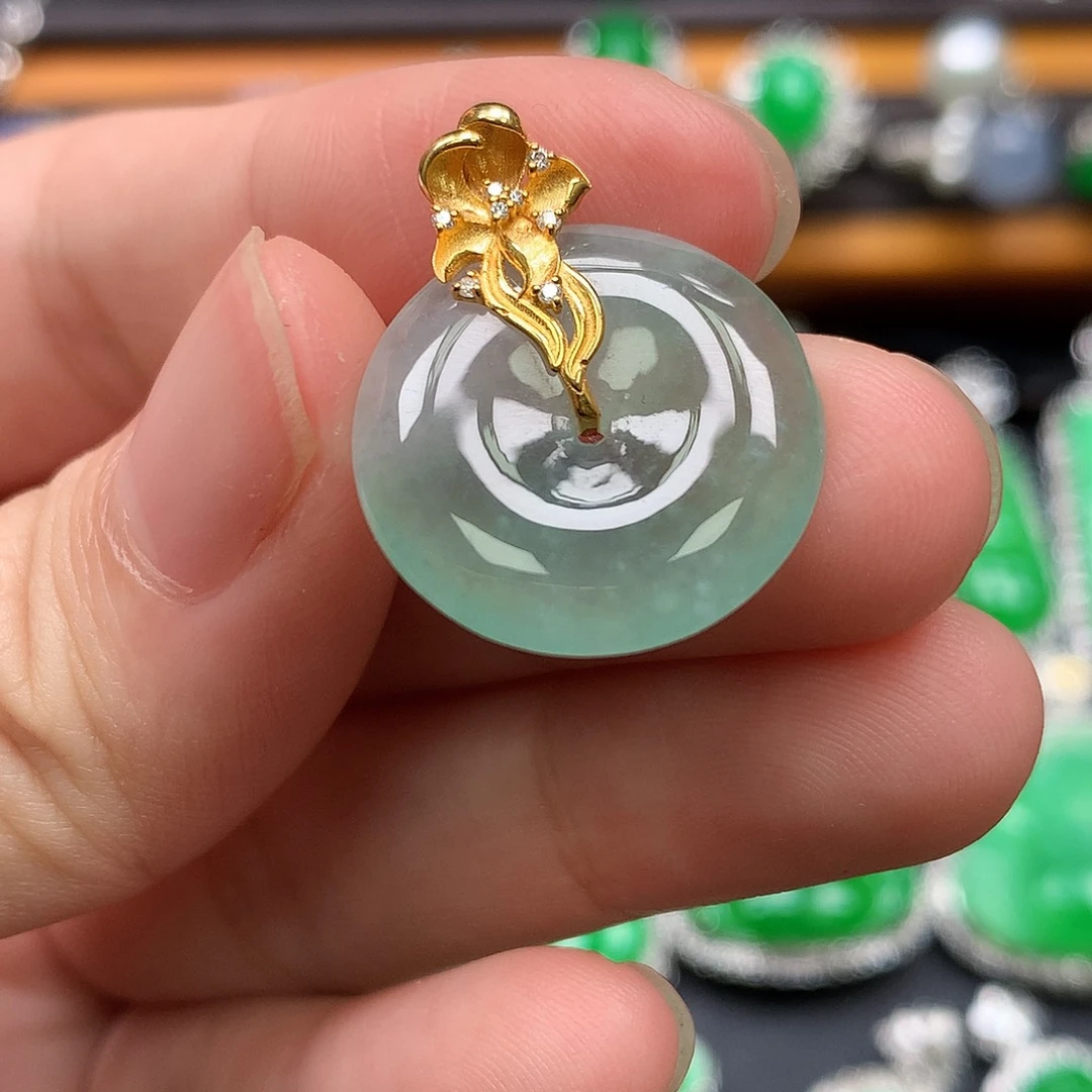 翡翠18K金镶嵌颈饰