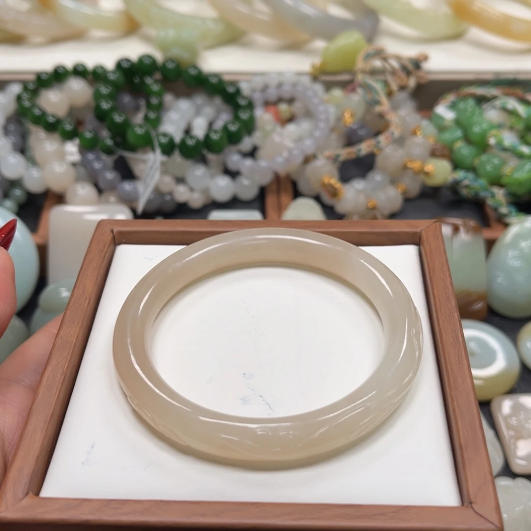 和田玉未镶嵌手镯