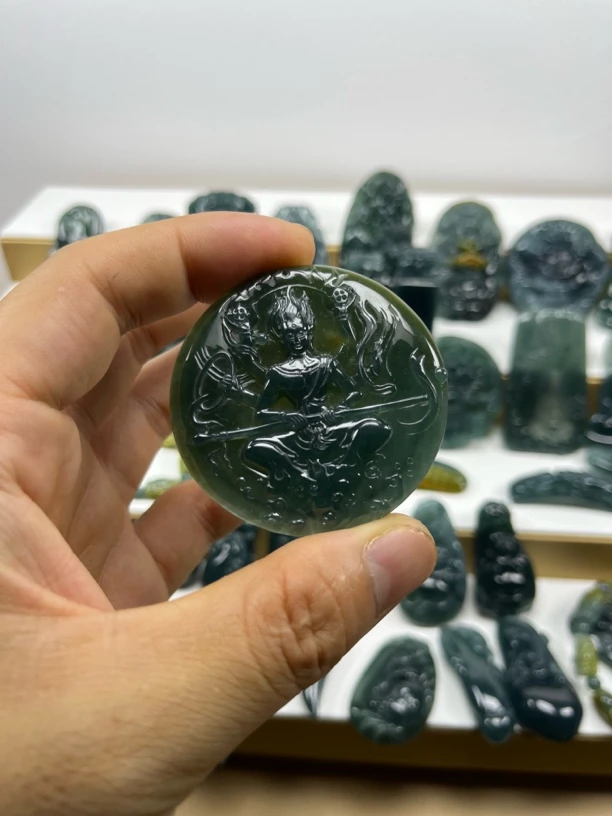 翡翠带黄翡三头六臂哪吒