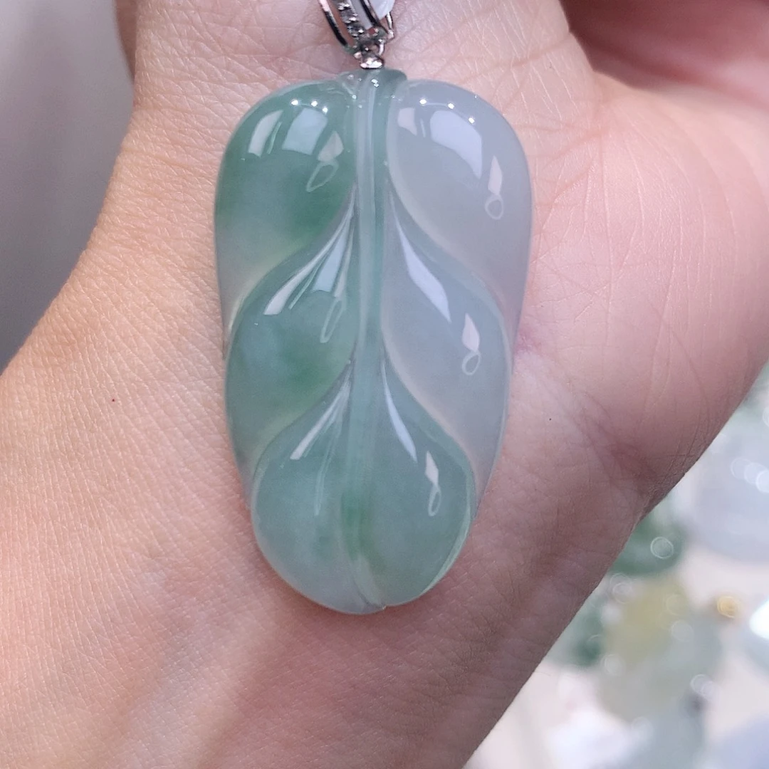 颈饰18K金镶嵌翡翠冰润叶子