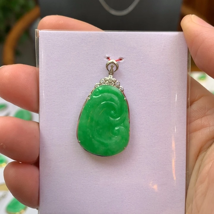 翡翠颈饰18K金镶嵌娇***?翡翠翡翠吊坠