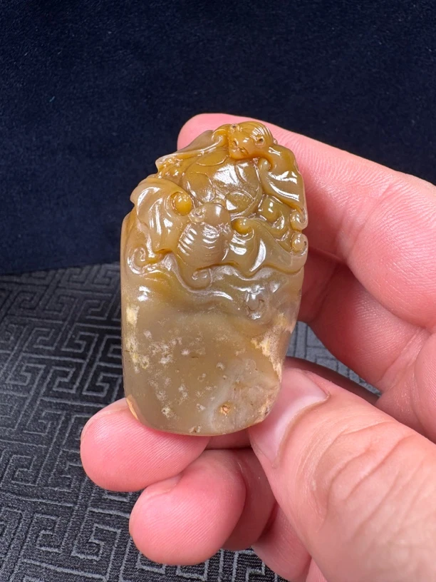 福利品！乌鸦皮田黄石，福在眼前，克重：78.8克，高5.5宽3.55厚3.74