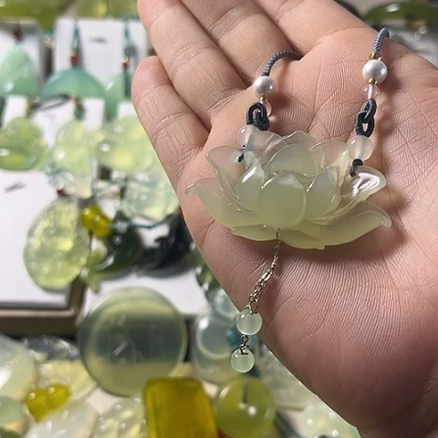 未镶嵌蛇纹石玉颈饰