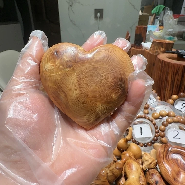 柏木太行崖柏陈化黑油闻香爱心手把件